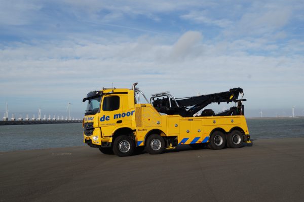 De Moor autoberging werkt voor zware berging met een KingTowTruck 1150 rotator recovery towtruck