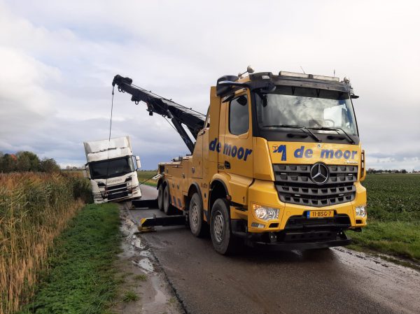 Truckberging door de moor autoberging uit goes